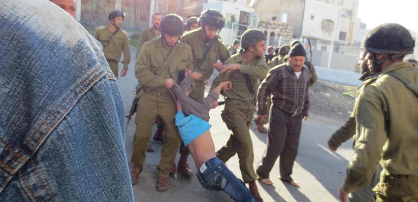 Izraelští vojáci zatýkají nezletilé při razii na děti v Hebronu, 20. března (foto: ISM)