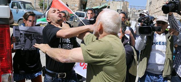 Izraelský osadník zaútočil na pokojného demonstranta v Hebronu. 20. března 2013 (Foto: Activestills.org)