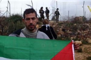 Ashraf Abu Rahmah během demonstrace v Bil'inu