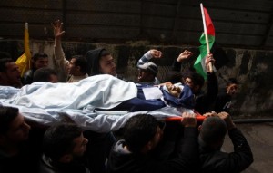 Lidé přenáší zemřelého M. Asfoura do ramalláhské nemocnice, 7. března 2013, foto AFP