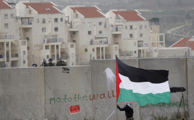 Za apartheidní betonovou zdí ilegální osada na Západním břehu Jordánu