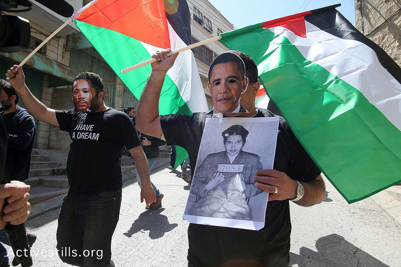 Protestující s maskami Martina Luthera Kinga a Baracka Obamy při demonstraci proti plánované návštěvě amerického prezidenta na Západním břehu Jordánu. Hebron, 20. března. (Foto: activestills.org)
