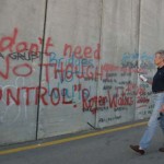 Roger Waters u zdi na Západním břehu Jordánu